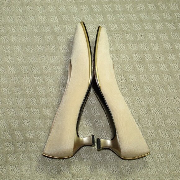 Stuart Weitzman Wm 8B Beige Fabric Gold Patent Accent 1.75" Block Kitten Heels - Picture 4 of 6